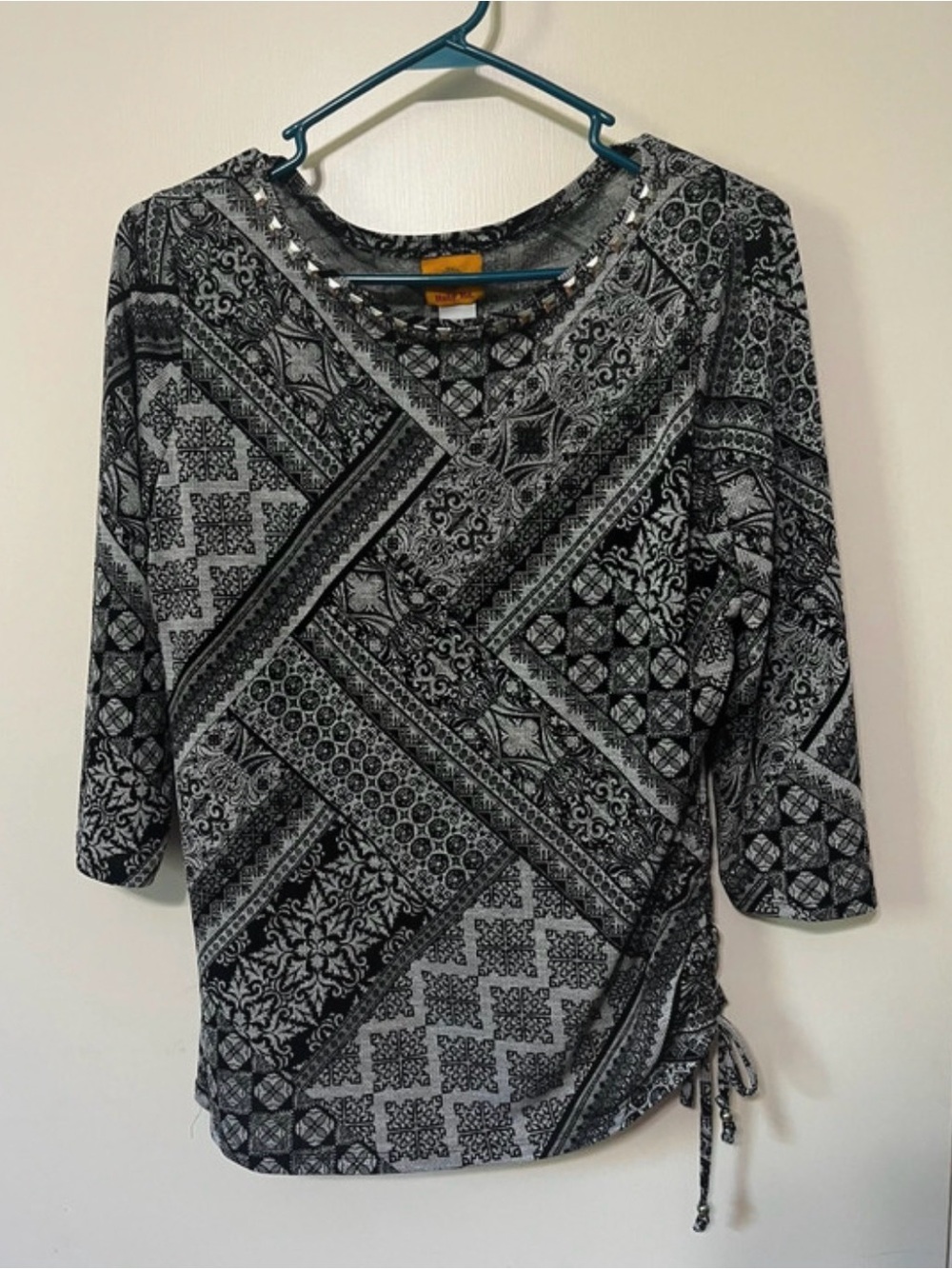 Ruby Rd. Black & Gray Patterned Long Sleeve Ruched Side Top